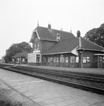 153117 Gezicht op de perronzijde van het N.S.-station Hemmen-Dodewaard te Hemmen.